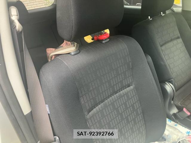 Toyota ISIS 2013-08 8547434-10