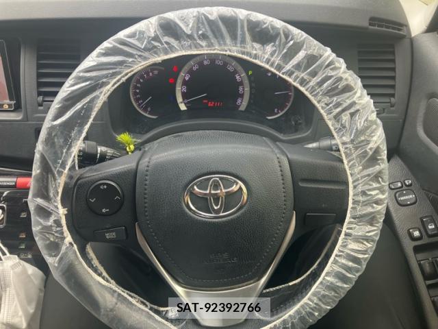 Toyota ISIS 2013-08 8547434-14