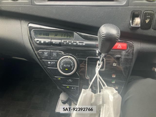 Toyota ISIS 2013-08 8547434-17