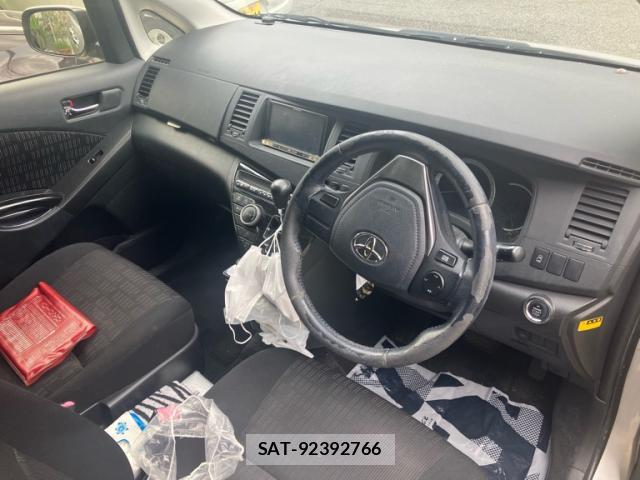 Toyota ISIS 2013-08 8547434-6