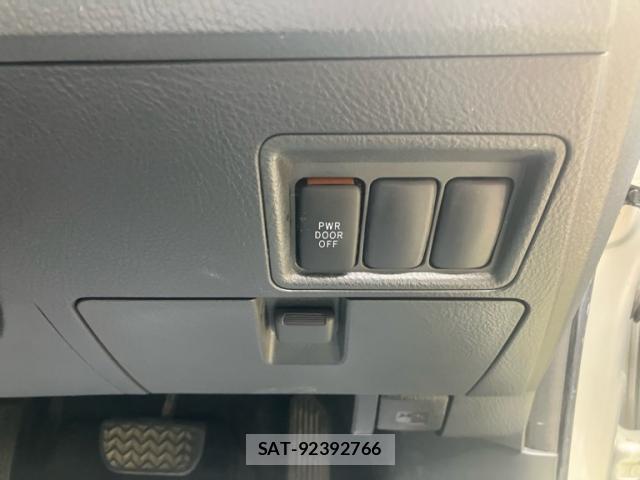 Toyota ISIS 2013-08 8547434-9