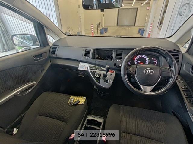 Toyota ISIS 2012-09 8548523-2