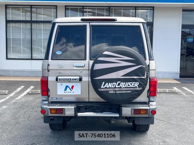 Toyota Land Cruiser 70 2015-04 8547336-16