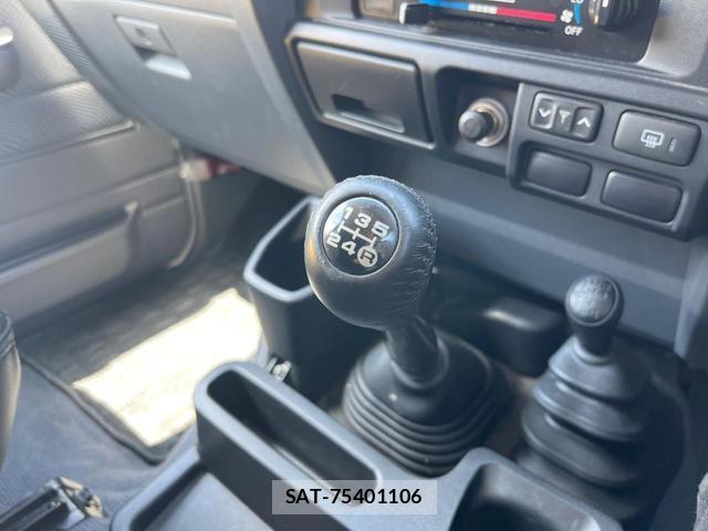 Toyota Land Cruiser 70 2015-04 8547336-2