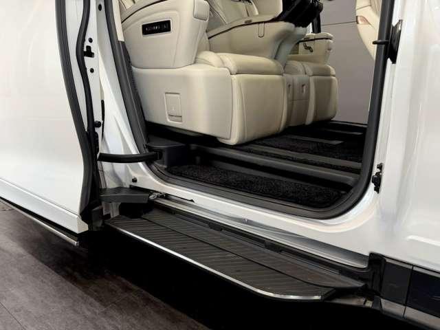 Lexus LM 2024-06 8546490-13