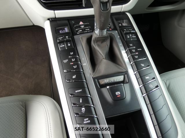 Porsche MACAN 2021-01 8546960-11