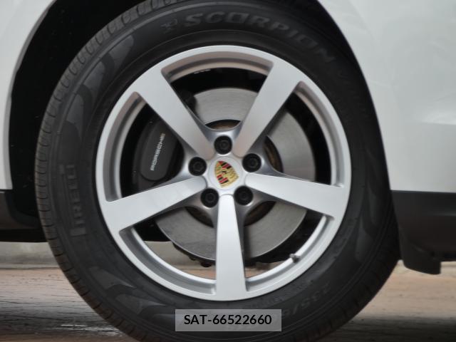Porsche MACAN 2021-01 8546960-5