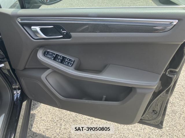 Porsche MACAN 2015-01 8547981-12