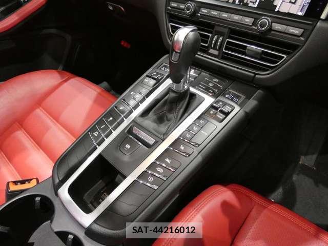 Porsche MACAN 2021-06 8549904-11