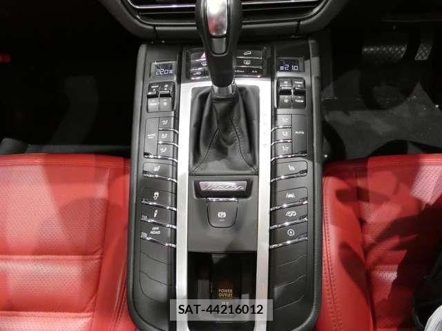 Porsche MACAN 2021-06 8549904-12
