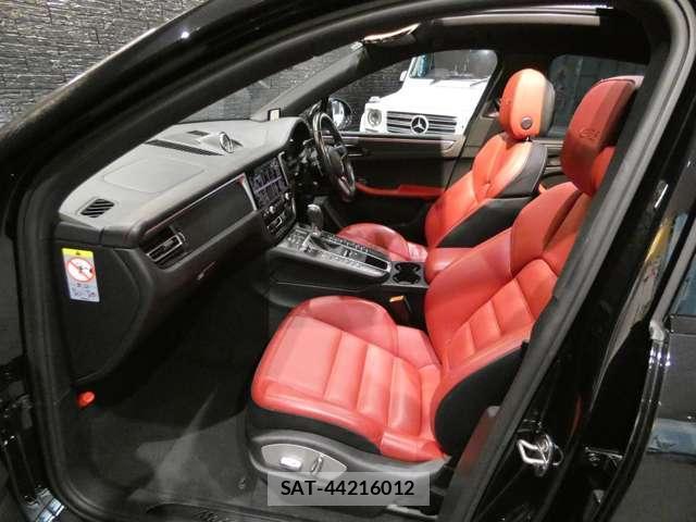 Porsche MACAN 2021-06 8549904-16