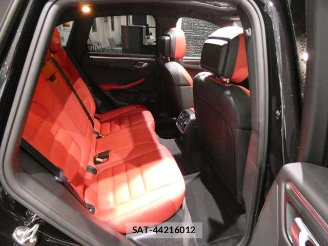 Porsche MACAN 2021-06 8549904-17