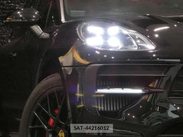 Porsche MACAN 2021-06 8549904-2