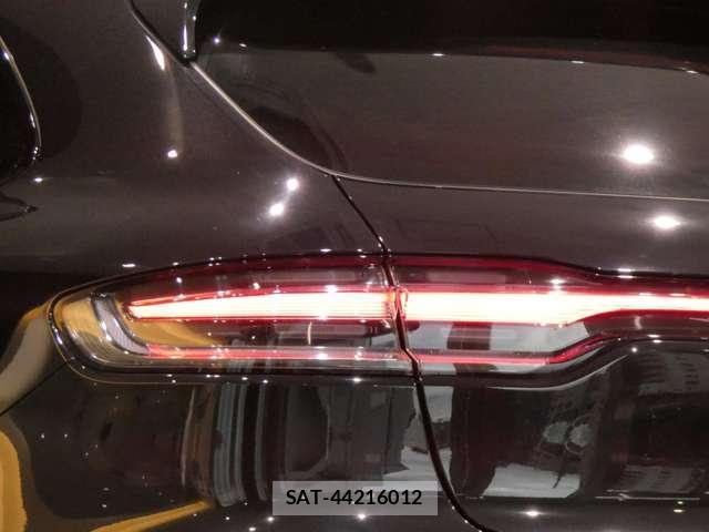 Porsche MACAN 2021-06 8549904-3