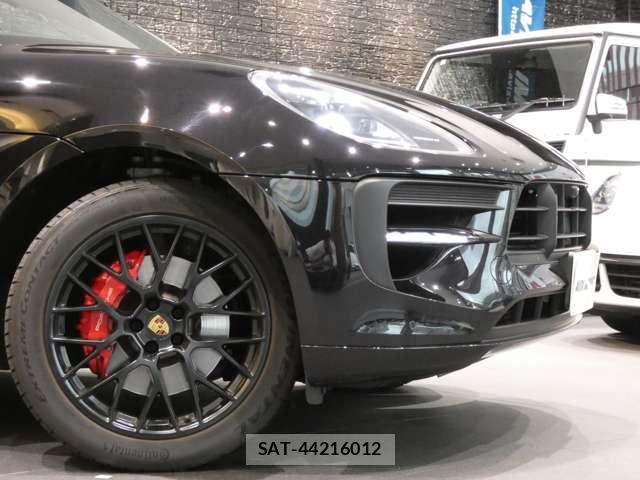 Porsche MACAN 2021-06 8549904-4