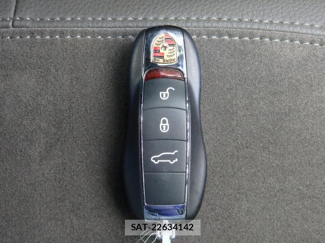 Porsche MACAN 2017-01 8550884-8
