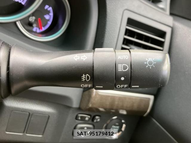 Toyota MARK X 2016-08 8552297-15