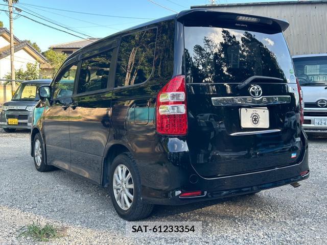 Toyota NOAH 2013-10 8545491-4