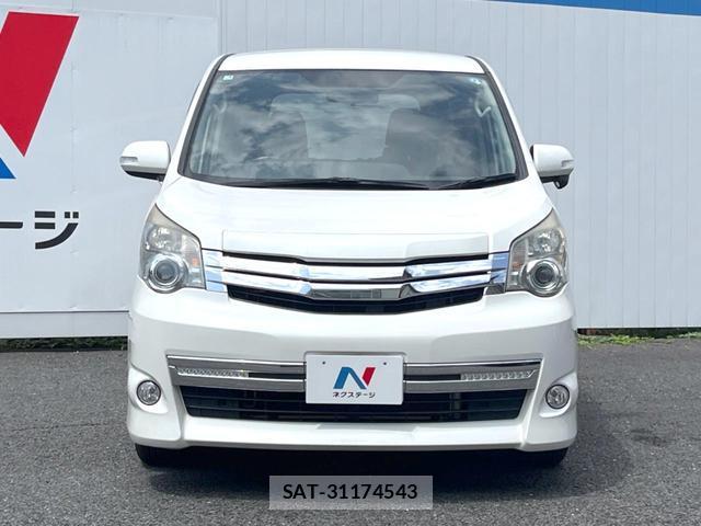 Toyota NOAH 2013-04 8546398-14