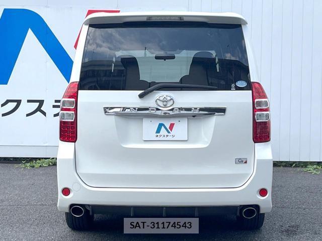 Toyota NOAH 2013-04 8546398-15