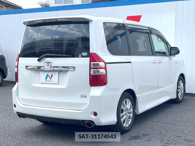 Toyota NOAH 2013-04 8546398-17