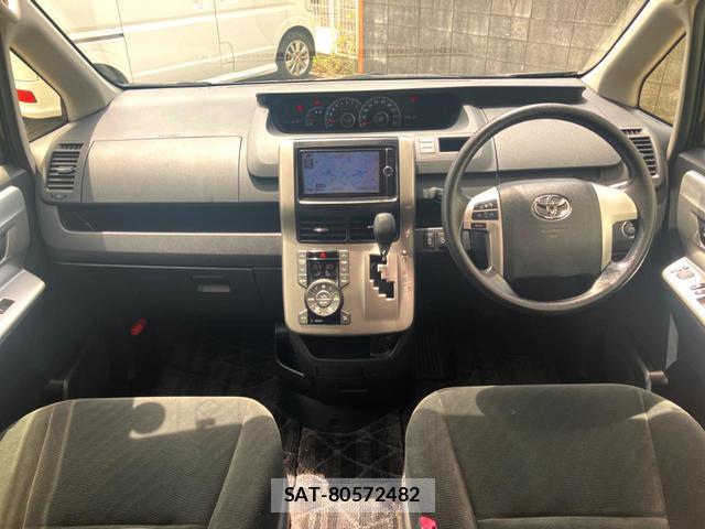 Toyota NOAH 2013-02 8547168-1