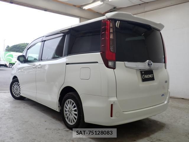 Toyota NOAH 2014-07 8547809-1