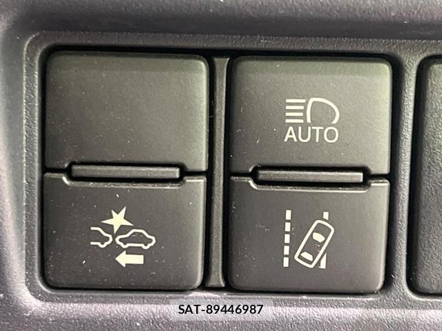 Toyota NOAH 2017-01 8548083-6