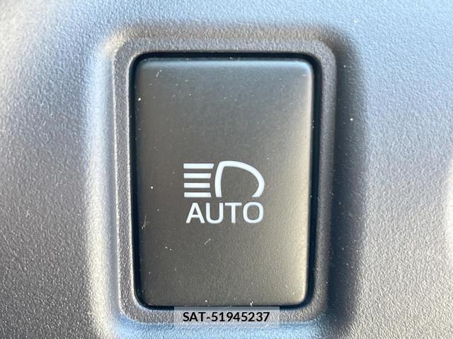 Toyota NOAH 2015-11 8549628-7