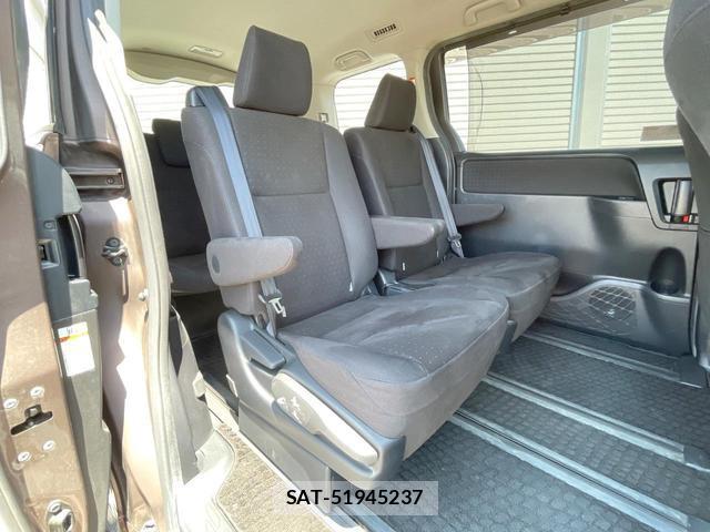 Toyota NOAH 2015-11 8549628-9