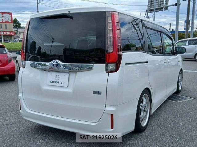 Toyota NOAH 2017-06 8551083-1