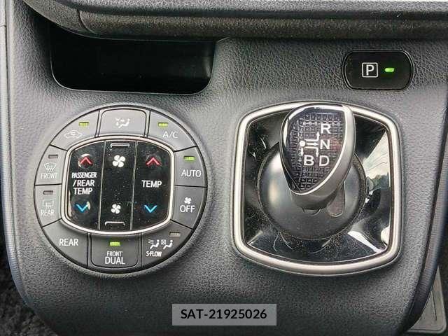 Toyota NOAH 2017-06 8551083-14