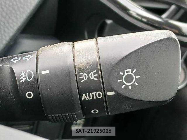 Toyota NOAH 2017-06 8551083-19