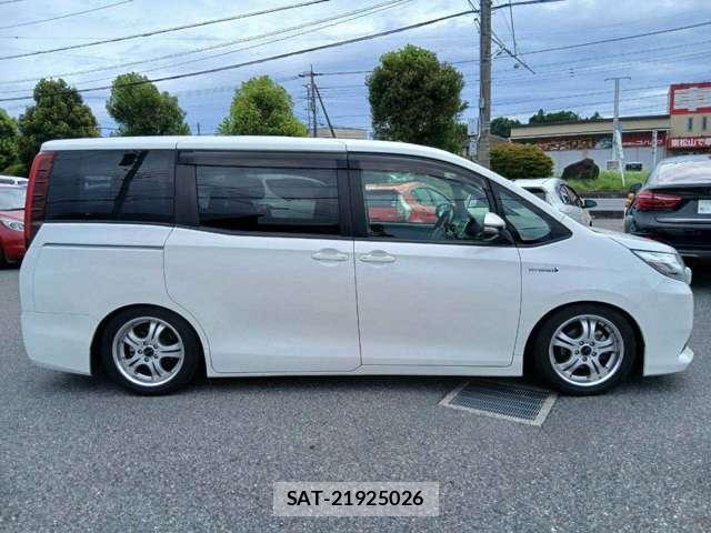 Toyota NOAH 2017-06 8551083-2