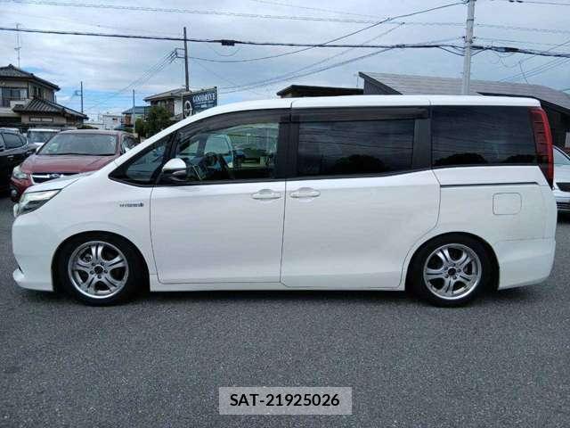 Toyota NOAH 2017-06 8551083-3