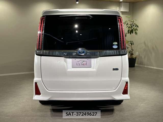 Toyota NOAH 2017-07 8551787-1