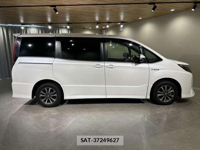 Toyota NOAH 2017-07 8551787-3