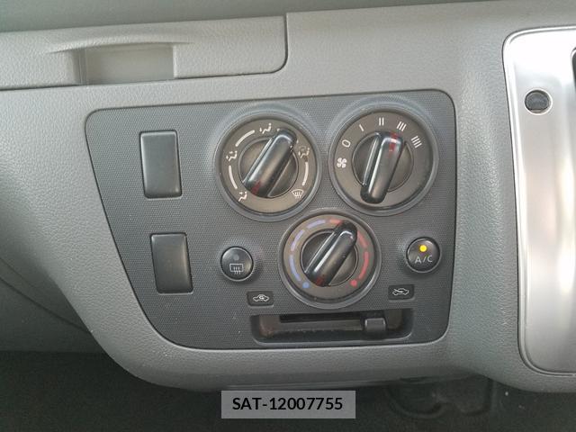 Nissan NV350 Caravan 2016-02 8550481-17