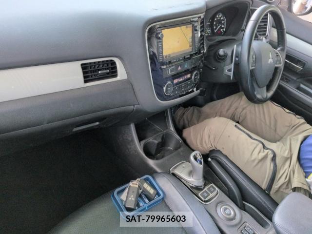 Mitsubishi OUTLANDER PHEV 2013-11 8547889-2