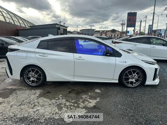 Toyota PRIUS PHV 2017-12 8550666-16