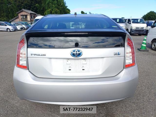 Toyota PRIUS 2013-08 8546525-1