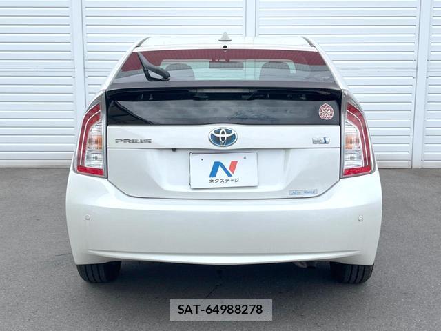 Toyota PRIUS 2014-02 8547455-15