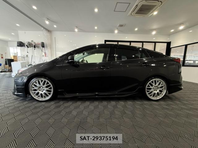 Toyota PRIUS 2022-04 8549478-17