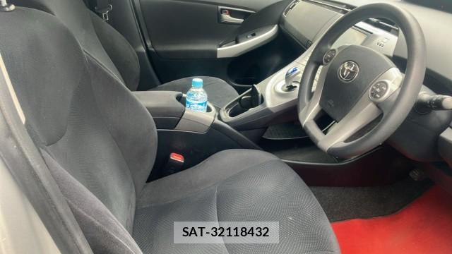 Toyota PRIUS 2013-11 8550306-5