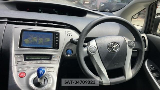 Toyota PRIUS 2015-10 8550309-16