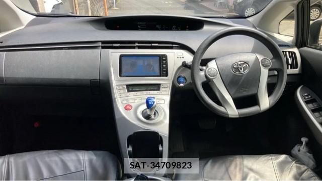 Toyota PRIUS 2015-10 8550309-2