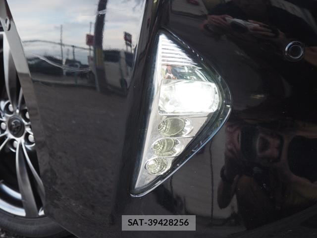 Toyota PRIUS 2018-04 8551168-13