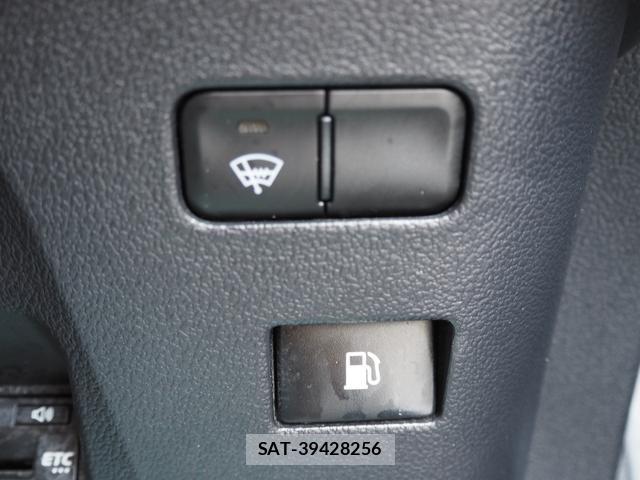 Toyota PRIUS 2018-04 8551168-16