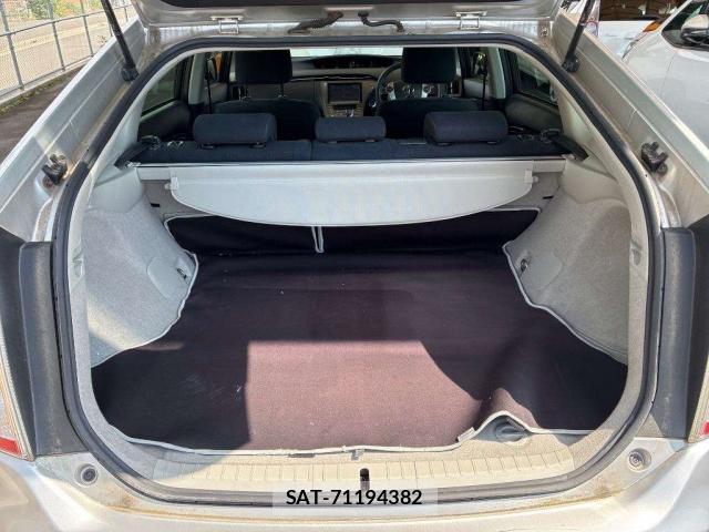 Toyota PRIUS 2014-11 8551475-10