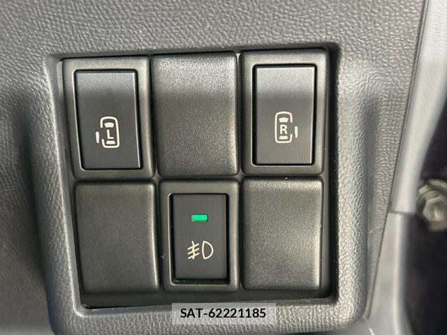 Nissan ROOX 2011-03 8551729-4